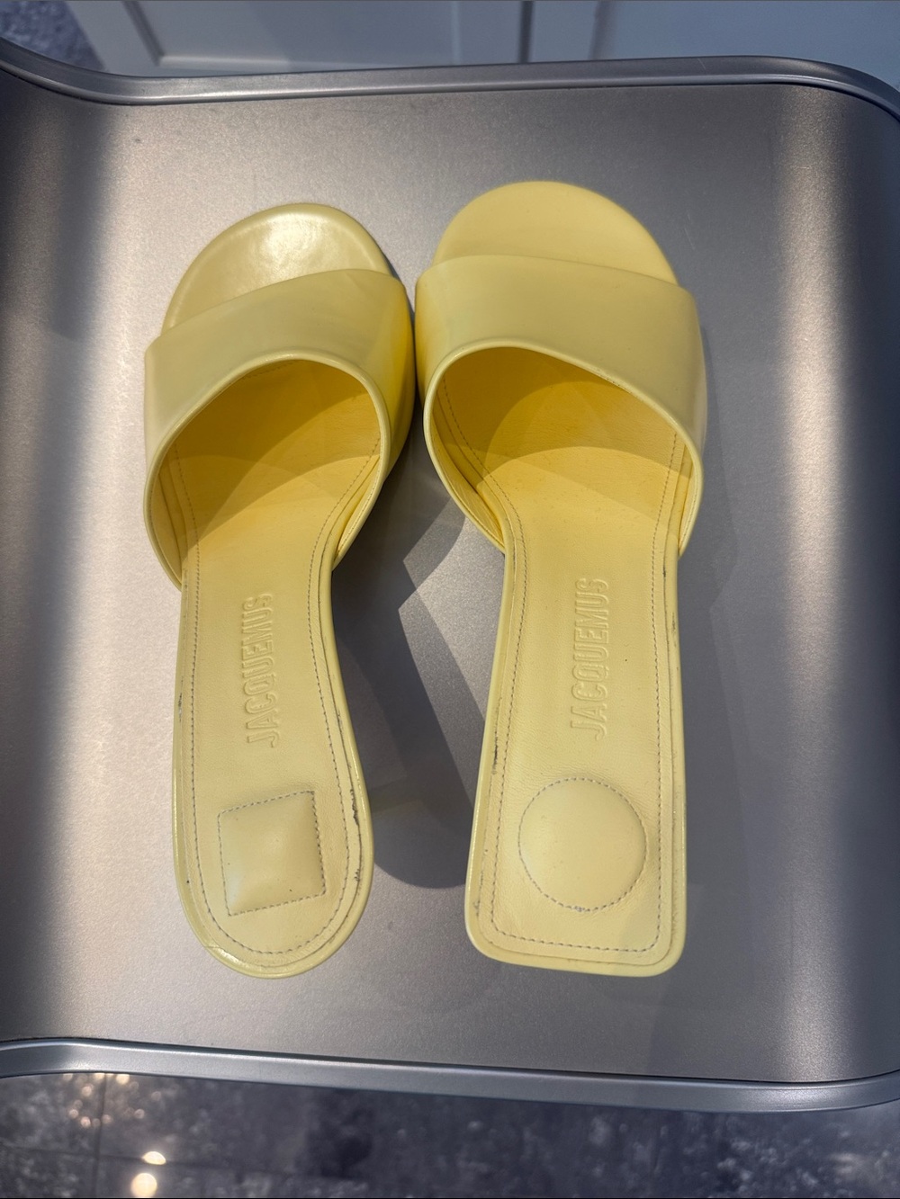 NIB JACQUEMUS Yellow Cubisto 70mm Patent Open-Toe leather mules - Picture 5 of 7